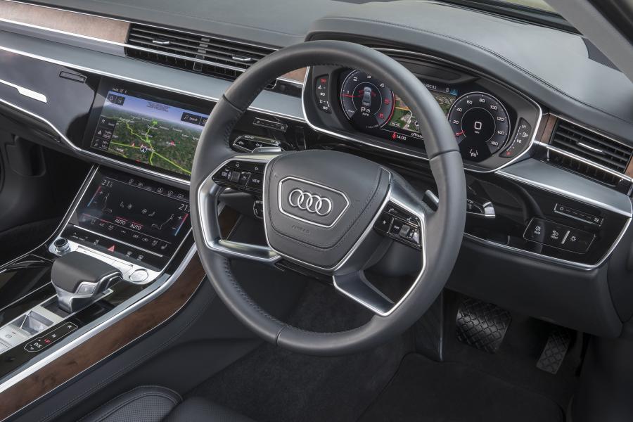 Детали интерьера Audi A8 50 TDI Quattro (D5) 2017 года  (UK) (фото 9 из 17)